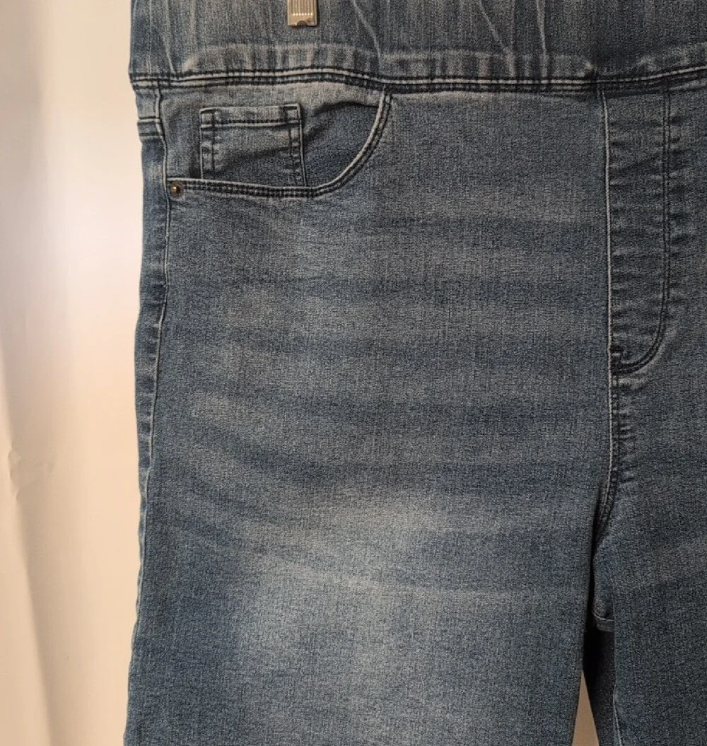 DKNY Jeans Women's XXL Pull On Elastic Waist Denim Bermuda Shorts Curvy Comfort